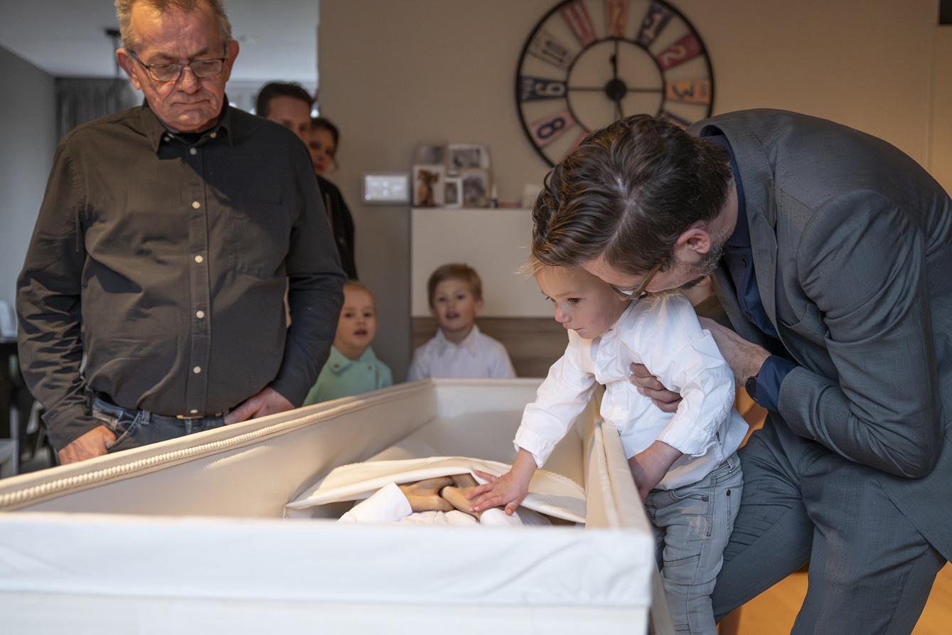 Uitvaartkist beschilderen