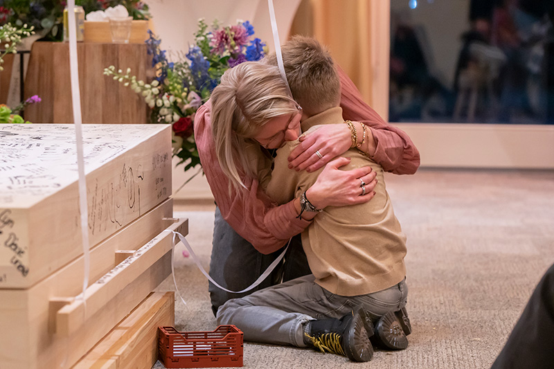 Kinderen helpen tijdens de uitvaart
