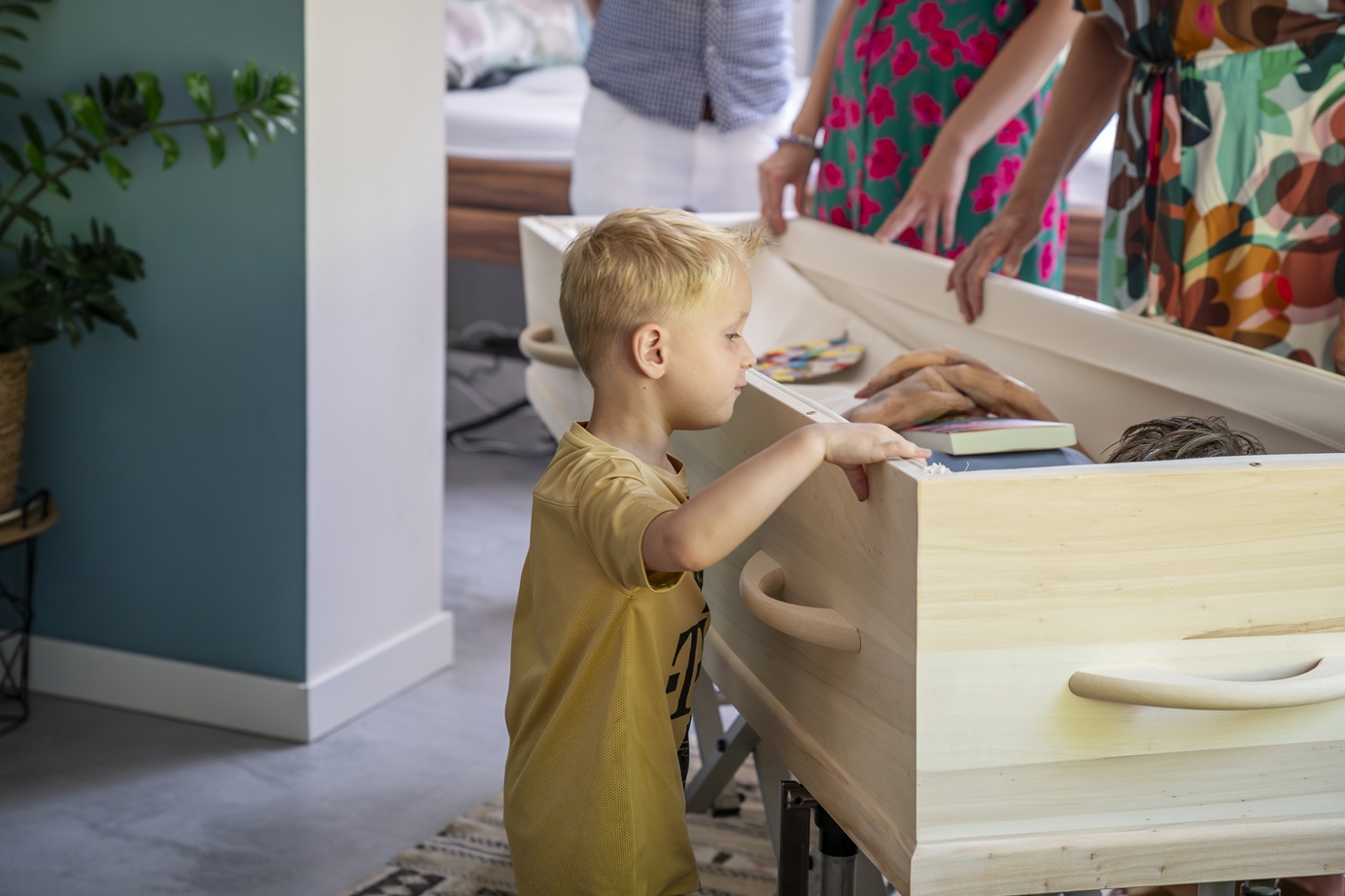 Kinderen tekenen op de uitvaartkist